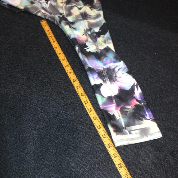 Fabletics Salar Multi-Colored Floral Capris Size Small - Picture 10 of 10